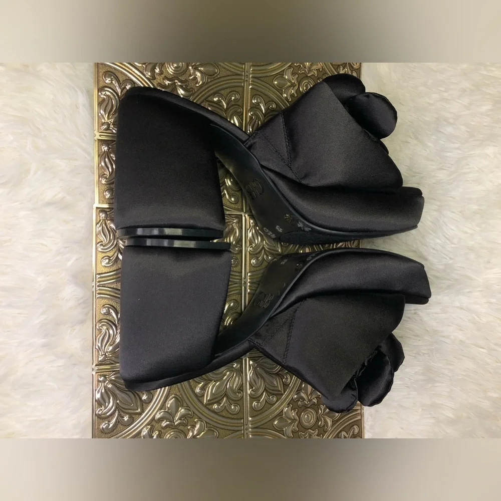 Gianni Bini Black Satin Floral Platform Shoes size 7.5 NWOT